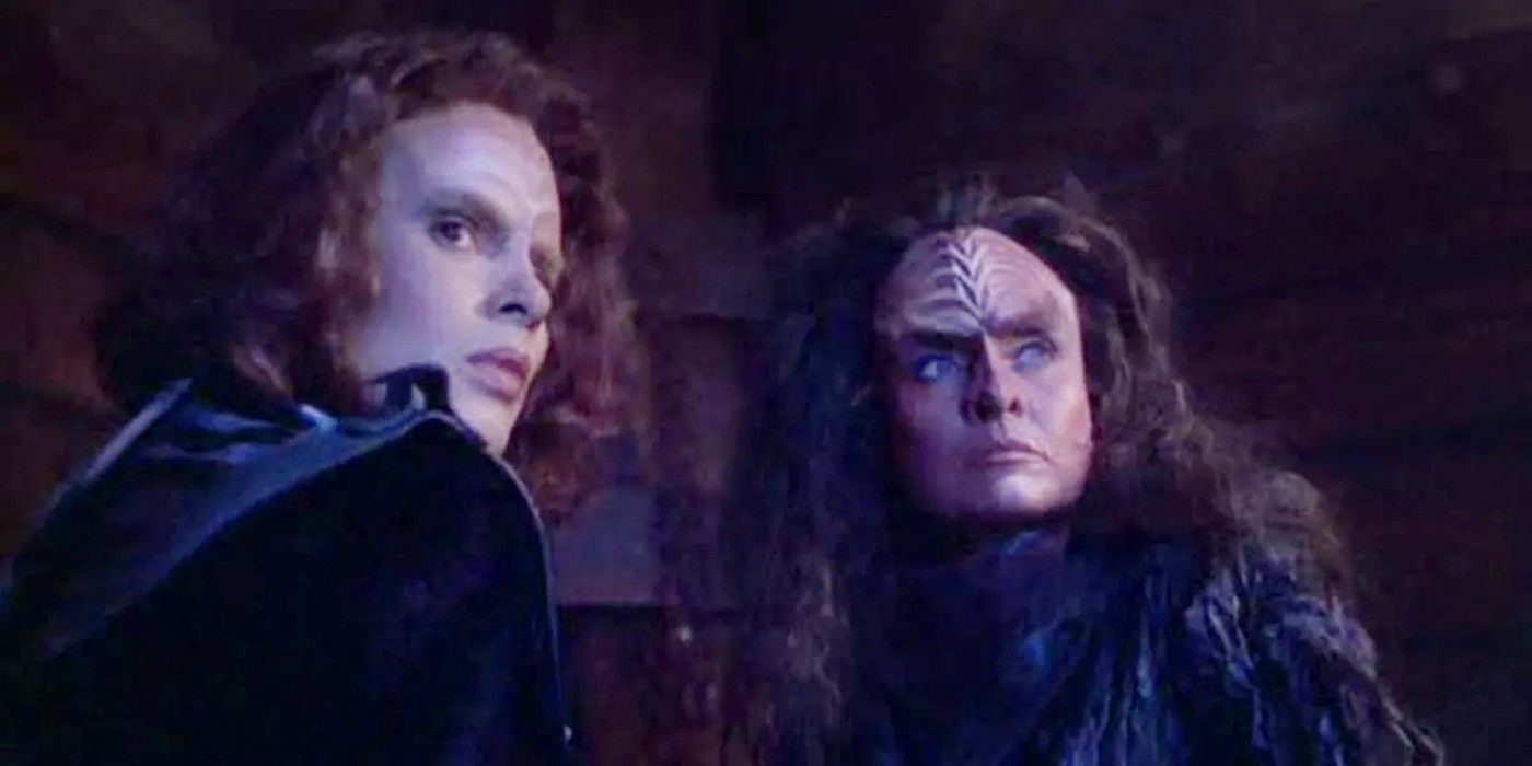BElanna Torres (Roaxann Dawson) parece fora da tela com sua mãe, Miral, durante o episódio "Barge of the Dead" de Star Trek: Voyager