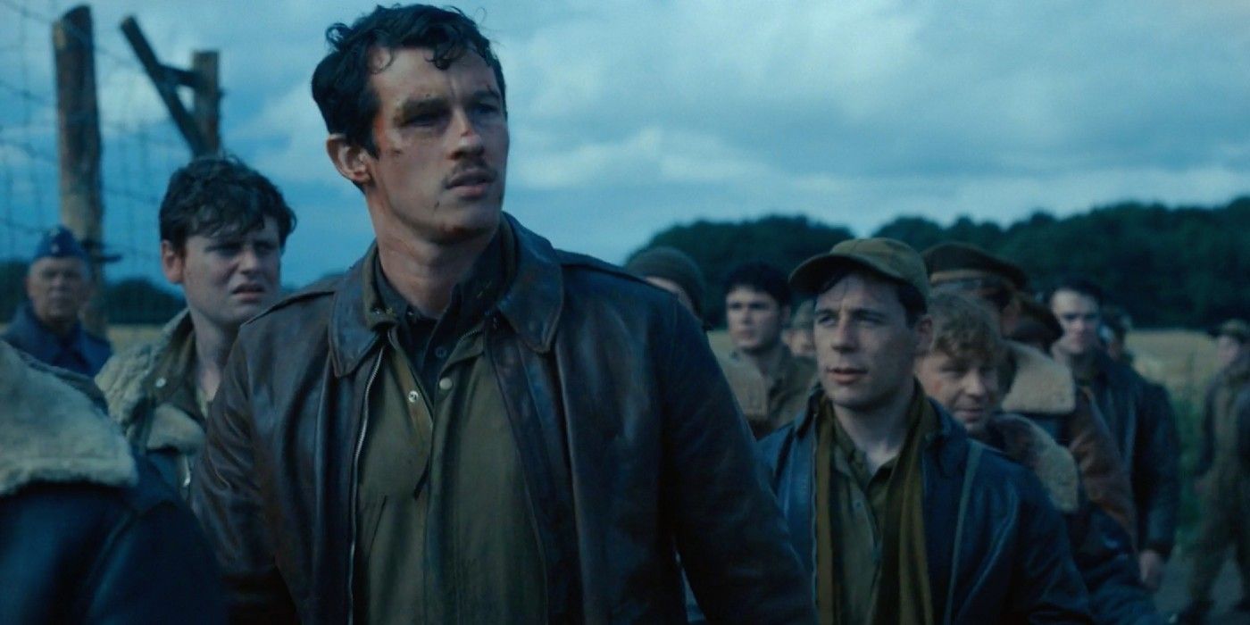 Callum Turner como Major John Egan entrando no Stalag Luft III Masters of the Air