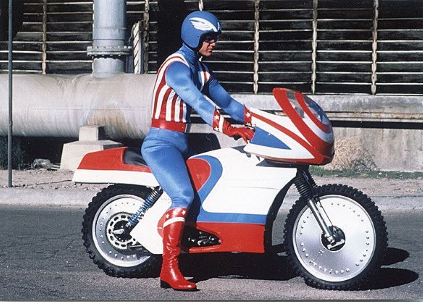 Captain America Cosplay Makes His 1990 Movie Costume Surprisingly Cool