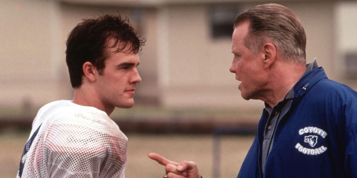 O treinador Kilmer (Jon Voight) apontando e gritando com Mox (James Van Der Beek) no Varsity Blues.