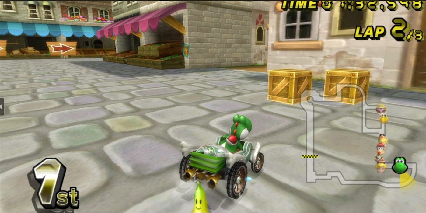 Delfino Square em Mario Kart Wii com Yoshi dirigindo com uma banana equipada.