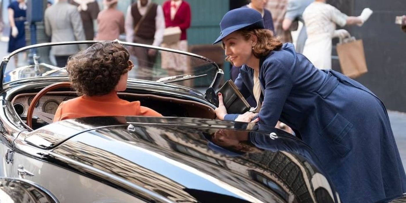 Della (Juliet Rylance) encostada em um carro e conversando com Anita St. Pierre (Jen Tullock) em Perry Mason.