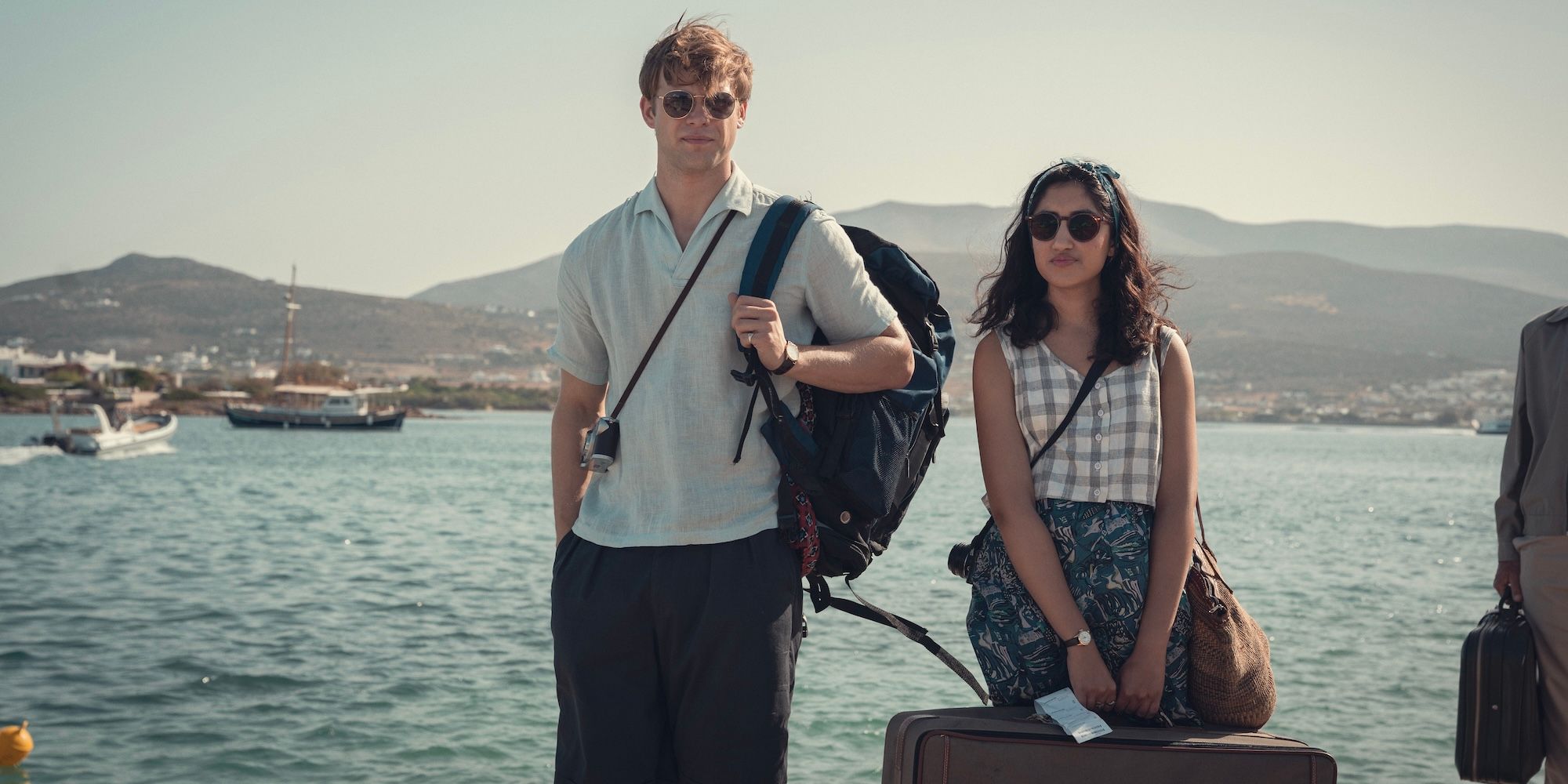 Dexter e Emma estão de férias em um cais com suas bagagens em One Day