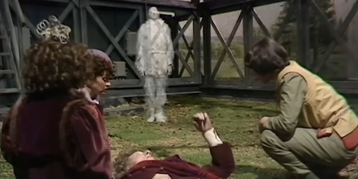 O Observador se aproxima do moribundo Quarto Doutor (Tom Baker) em Doctor Who