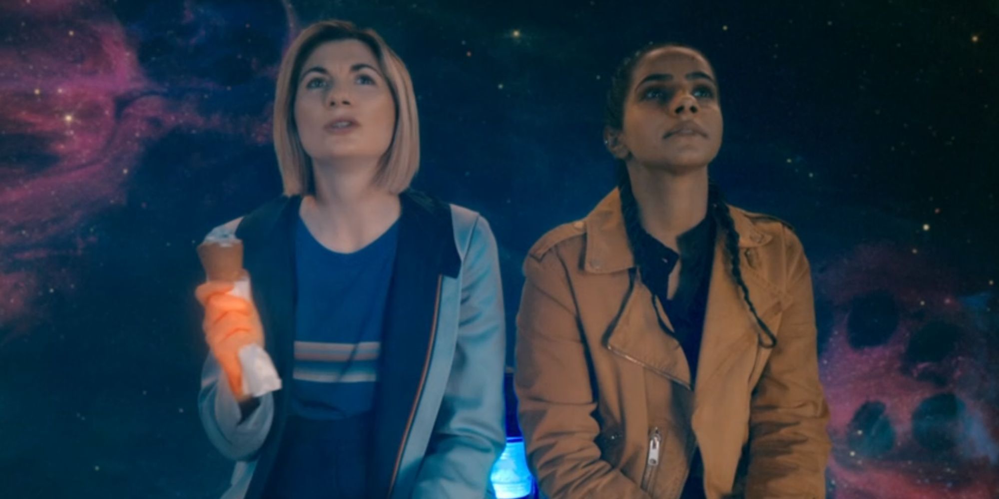 Jodie Whitaker como el decimotercer doctor y Mandeep Gill como Yazmin Khan miran Doctor Who juntos