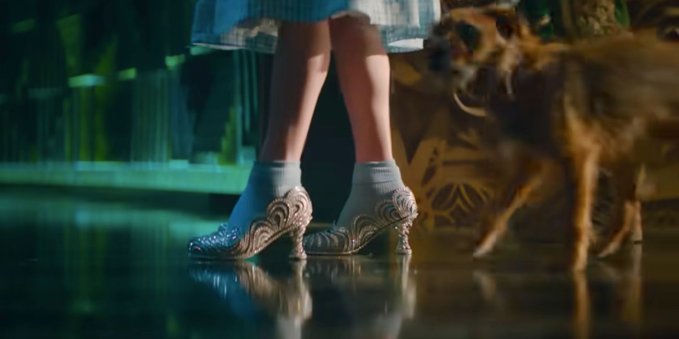 Dorothy mengenakan sepatu perak bersama Toto di Wicked