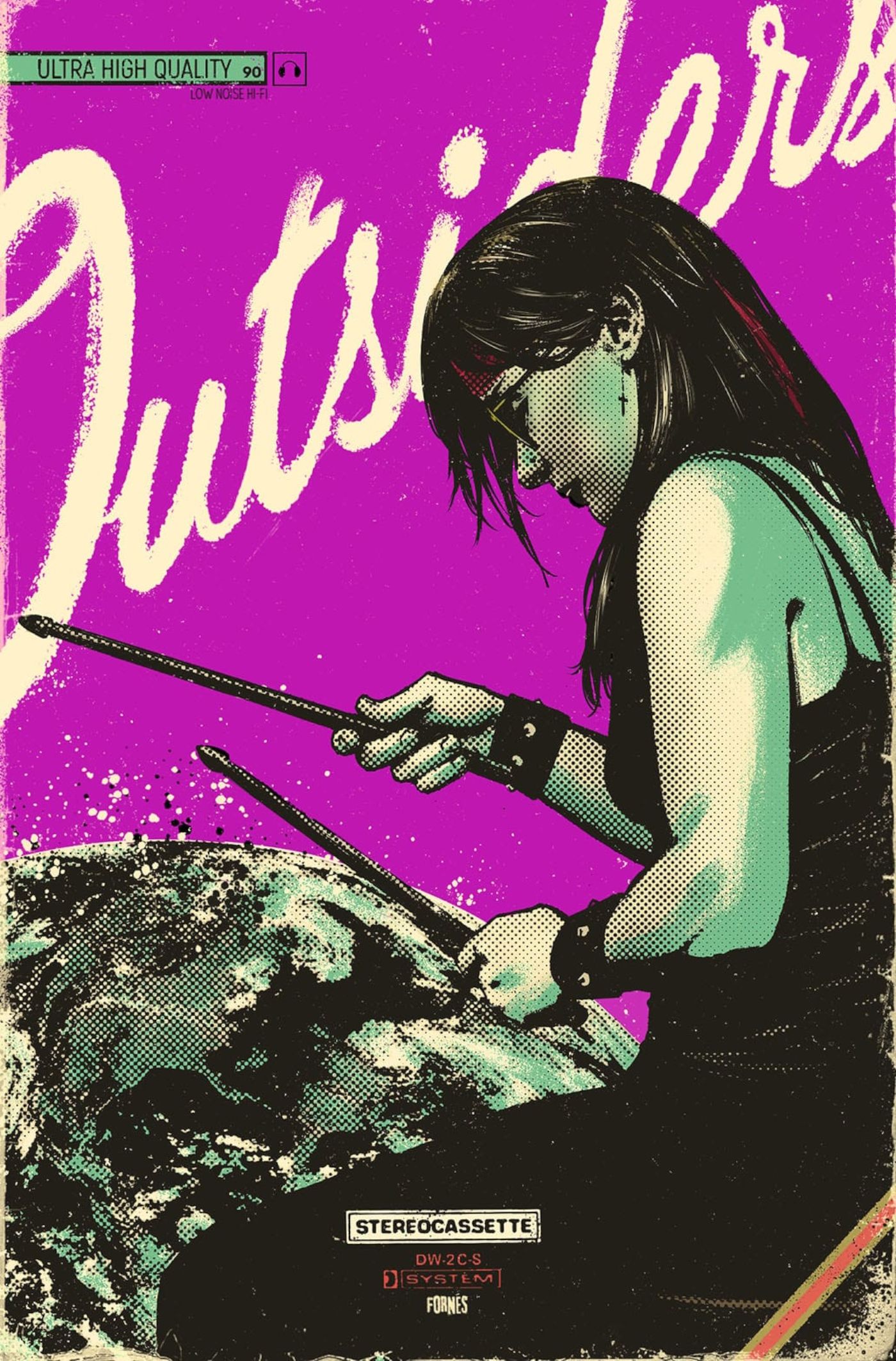 Capa variante de Outsiders 7 Fornes: uma mulher de cabelos escuros segurando baquetas na frente de um logotipo rosa de Outsiders.