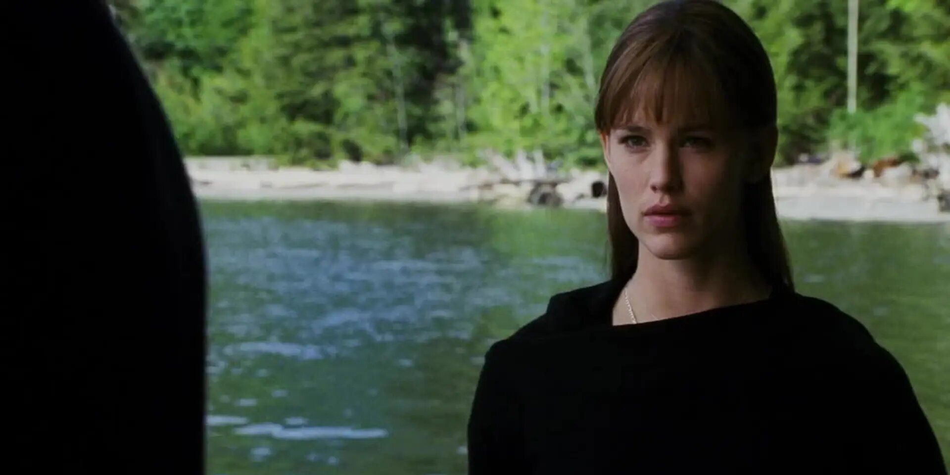 Jennifer Garner as Elektra standing by a lake in Elektra