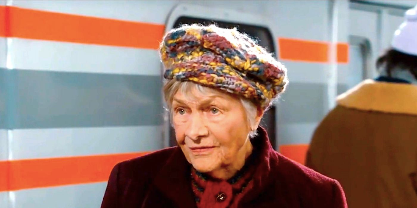 Bev de Estelle Parsons está ao lado de um trem no episódio 3 da 6ª temporada de The Conners