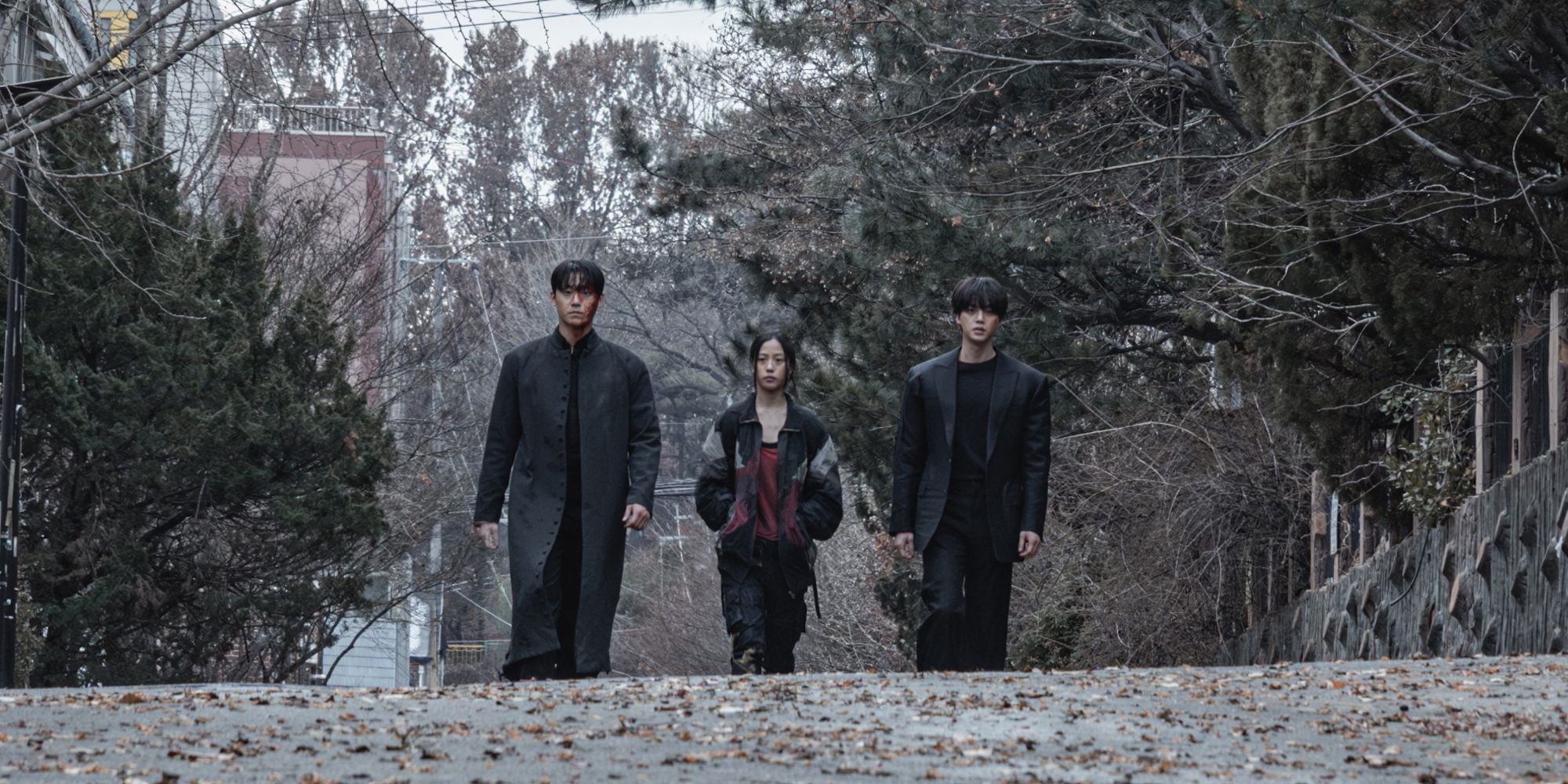 Eun-hyeok, Eun-yu e Hyun-su caminhando juntos na 3ª temporada de Sweet Home
