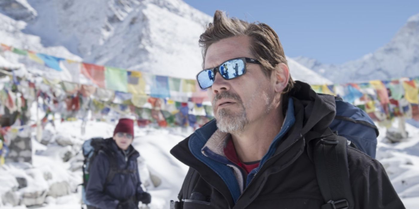 Beck Weathers (Josh Brolin) at camp in Everest 