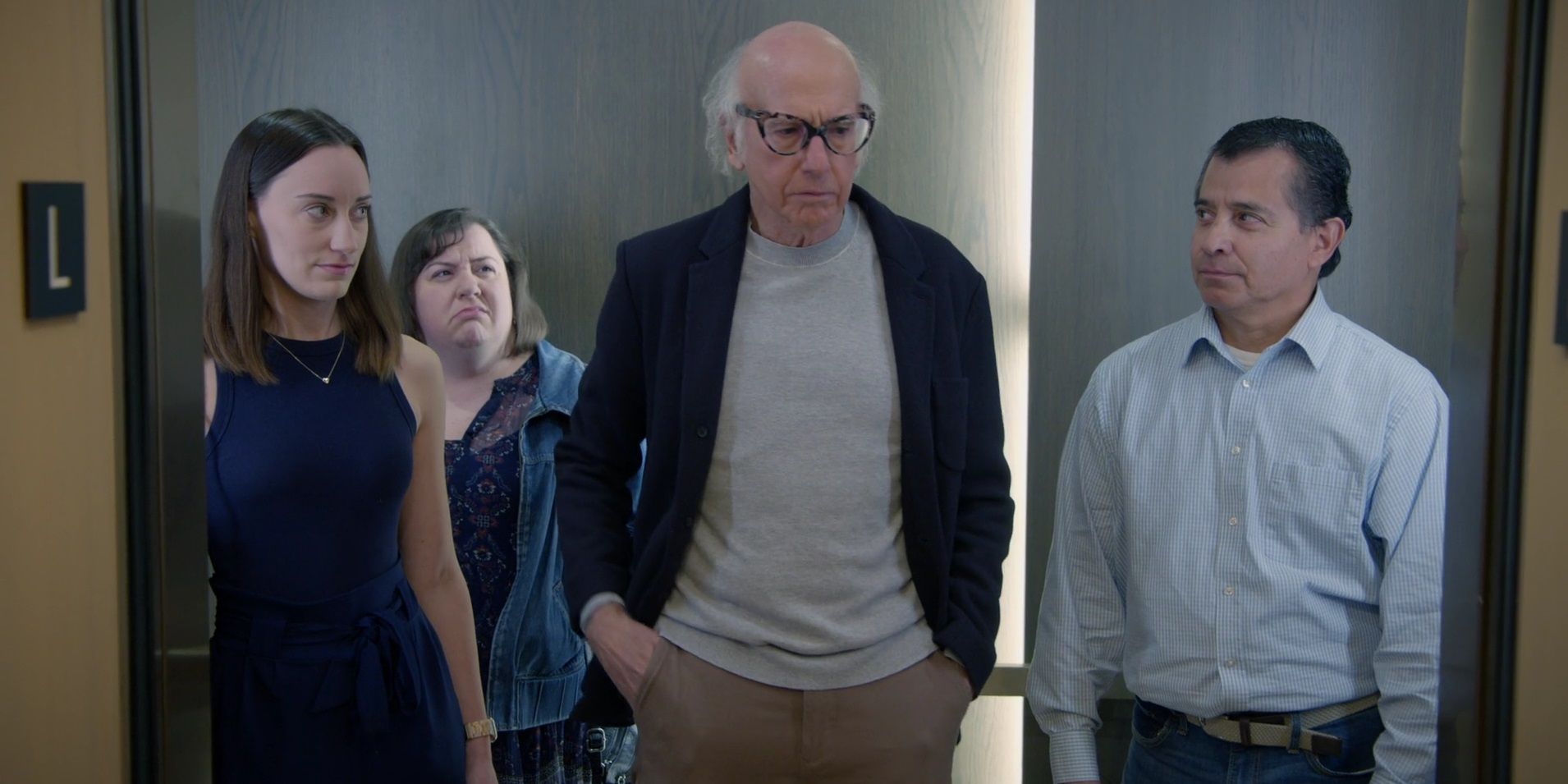 Todos no elevador olham para Larry em Curb Your Enthusiasm