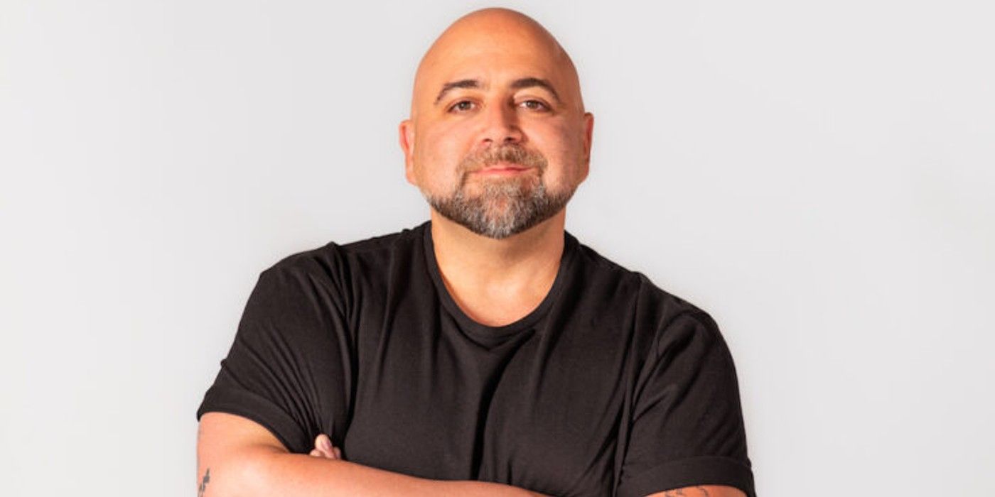 Chef Duff Goldman do Food Network em pé com os braços cruzados