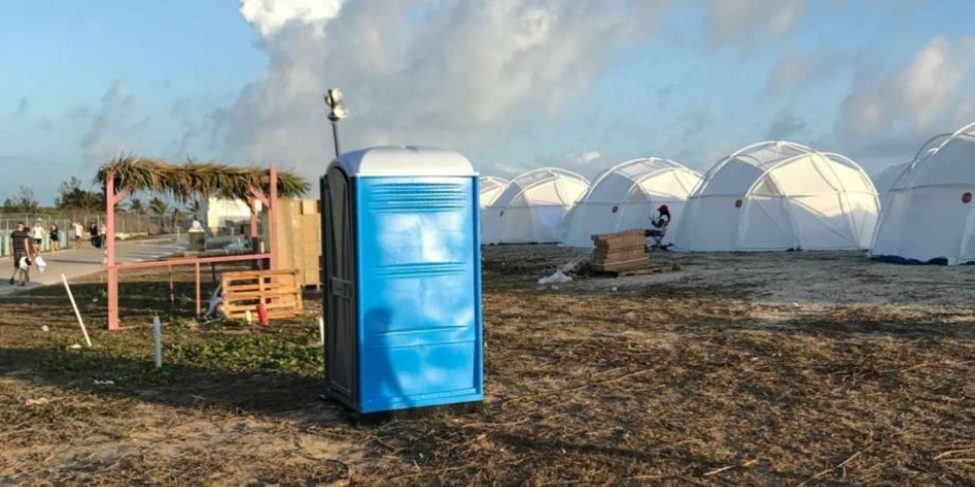 Imagem com um portapotty do documentário Fyre: The Greatest Party That Never Happened