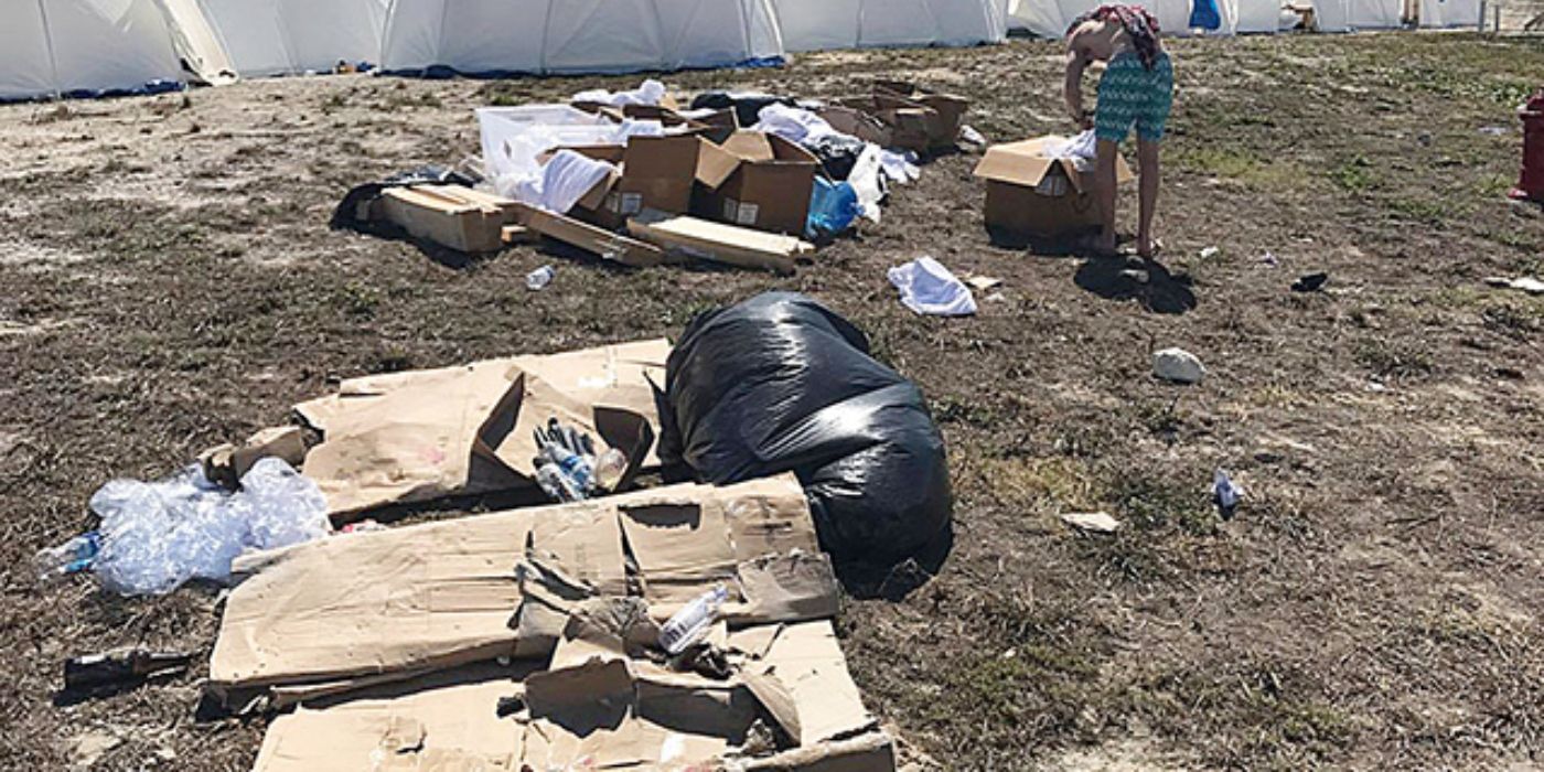 Uma pilha de lixo no chão em Fyre: a maior festa que nunca aconteceu