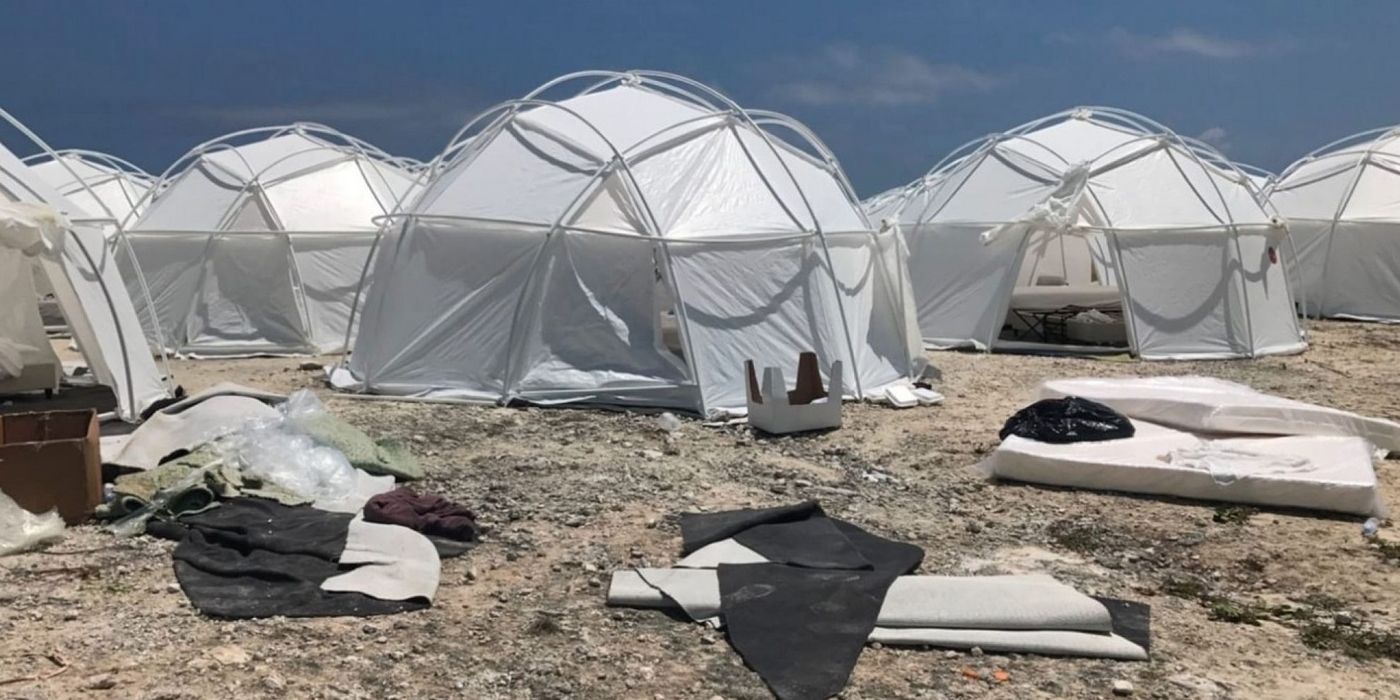 Um grupo de tendas no deserto em Fyre: documentário A Maior Festa Que Nunca Aconteceu