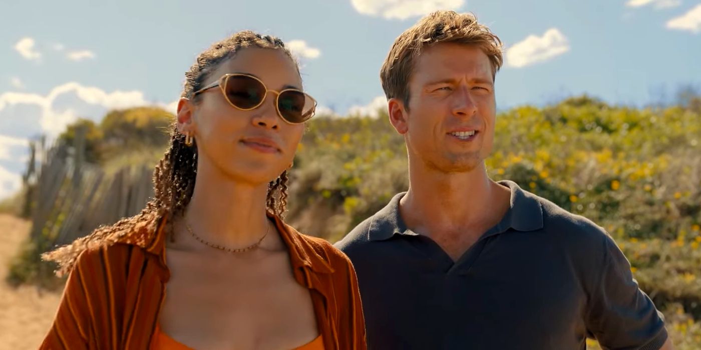 Glen Powell sebagai Ben dengan Charlee Fraser sebagai Margaret di Pantai di Siapapun Selain Anda