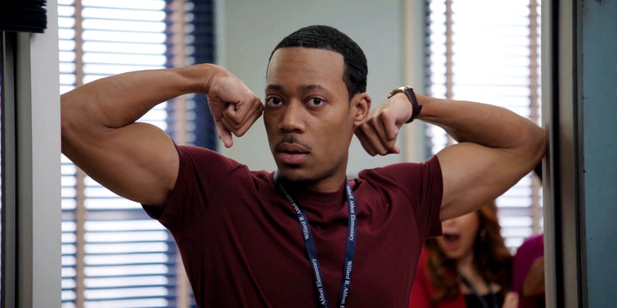 Gregory (Tyler James Williams) flexiona o bíceps enquanto olha para a câmera na estreia da 3ª temporada do Abbott Elementary.