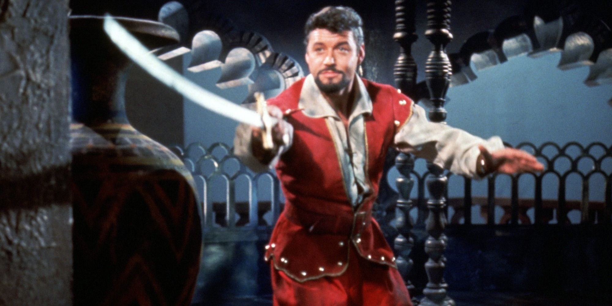 Guy Williams como Sinbad segurando uma espada em Capitão Sinbad (1963)