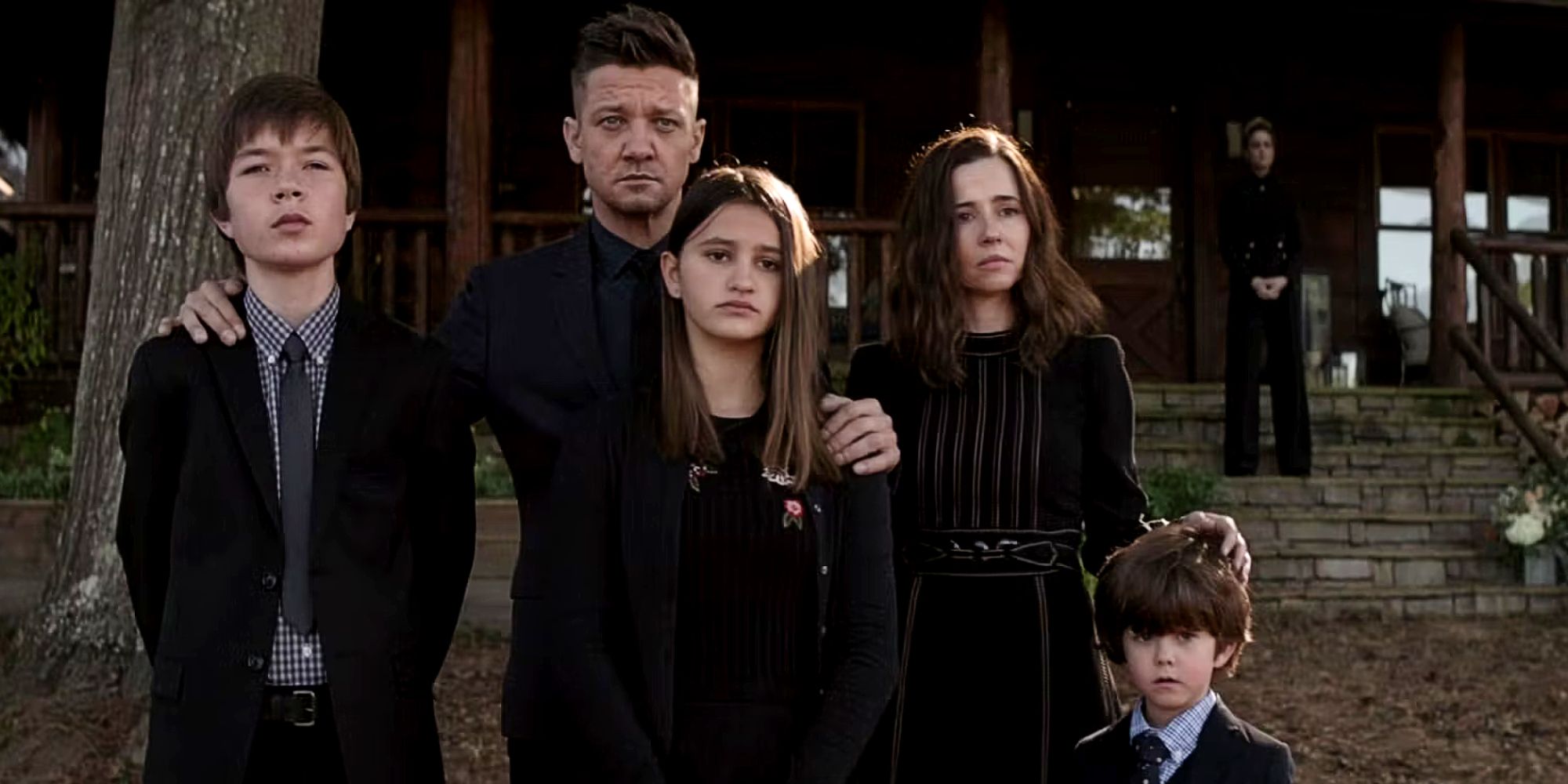 Hawkeye e a família Barton na cena do funeral de Tony Stark em Vingadores Ultimato
