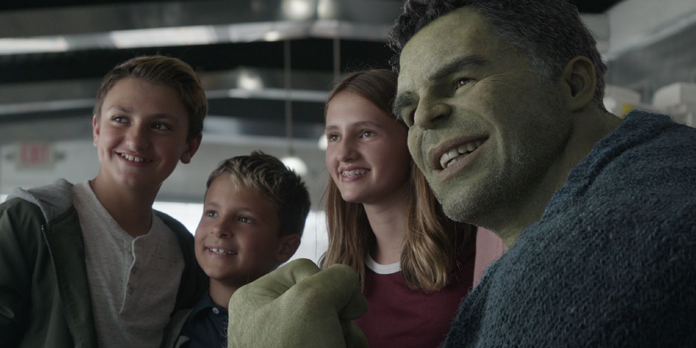 Mark Ruffalo as Hulk posing for a photo with children in Avengers: Endgame