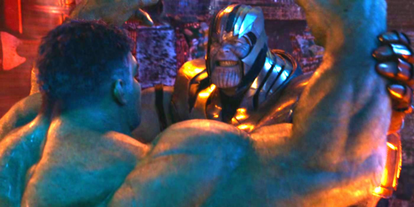 Hulk de Mark Ruffalo lutando contra Thanos de Josh Brolin em Vingadores: Guerra Infinita