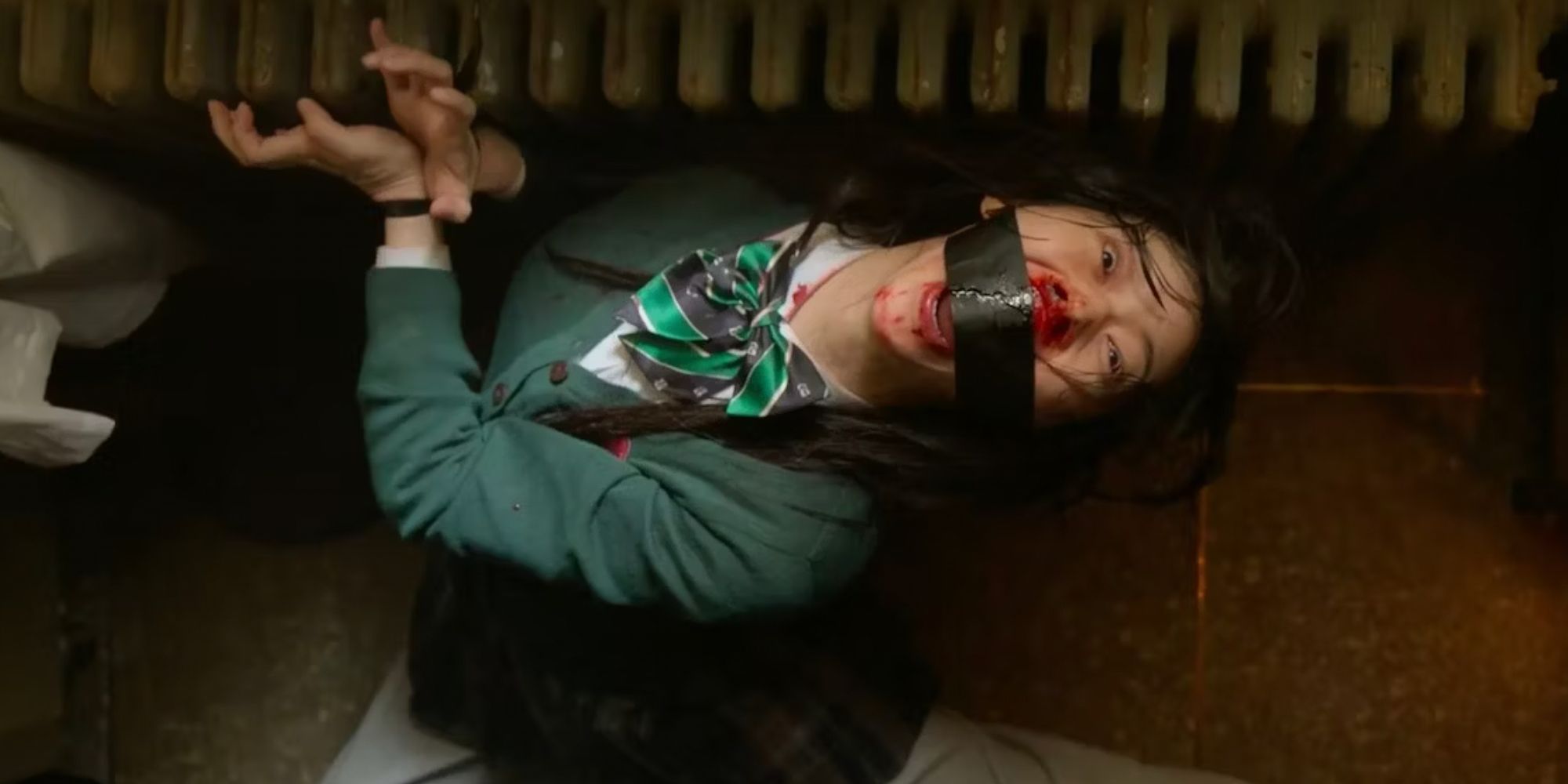 Hyun Joo se transformando em um zumbi enquanto mantido em cativeiro na 1ª temporada de All of Us are Dead