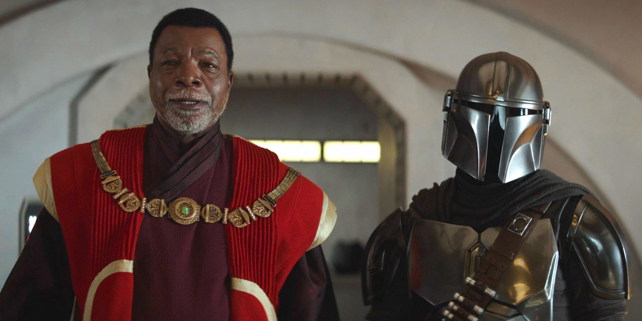 Din Djarin y Greef Karga de Carl Weathers observan a Grogu e IG-12 en el episodio 7 de la temporada 3 de The Mandalorian