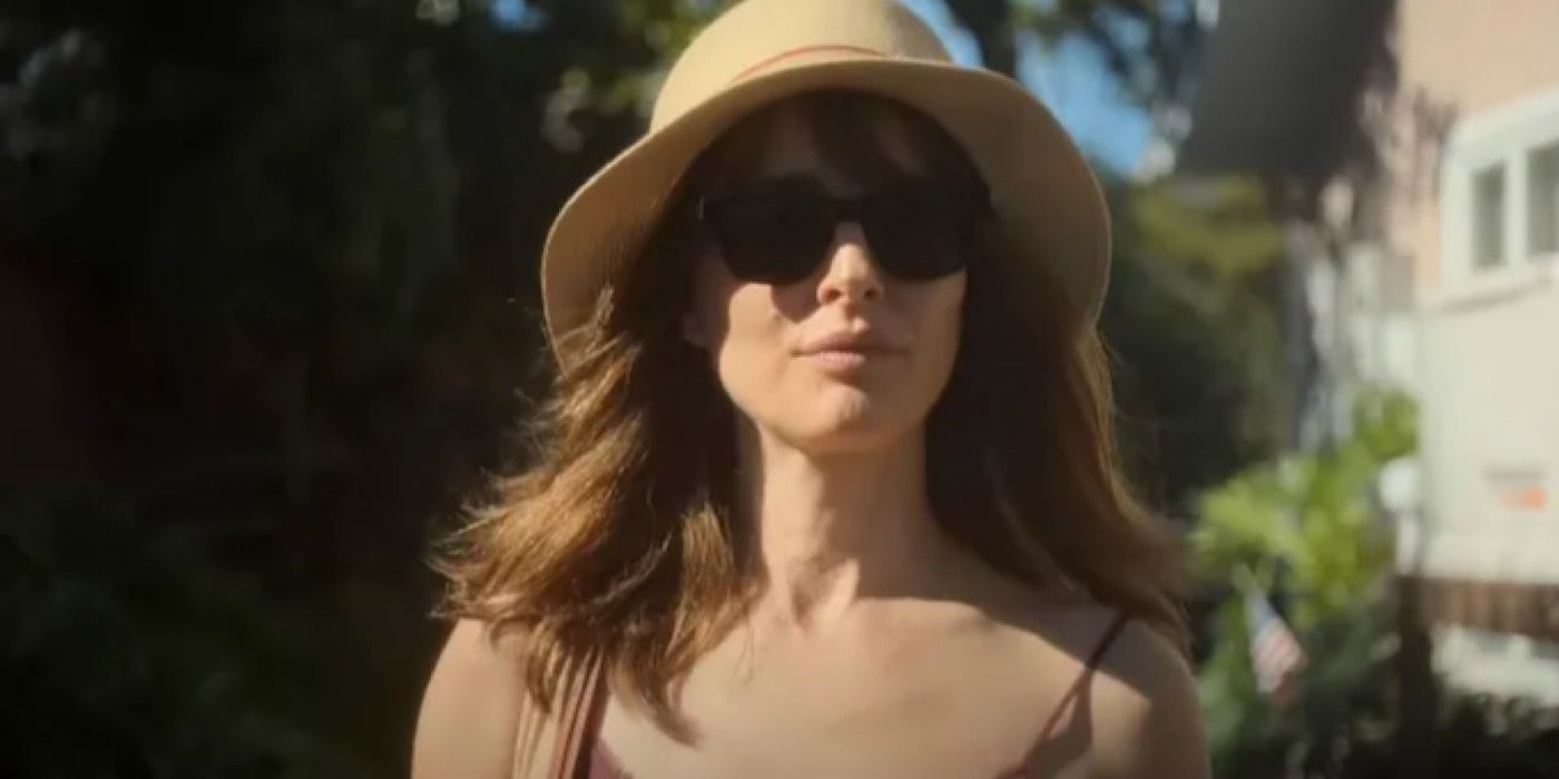 Elizabeth wearing a hat an sunglasses in May December.