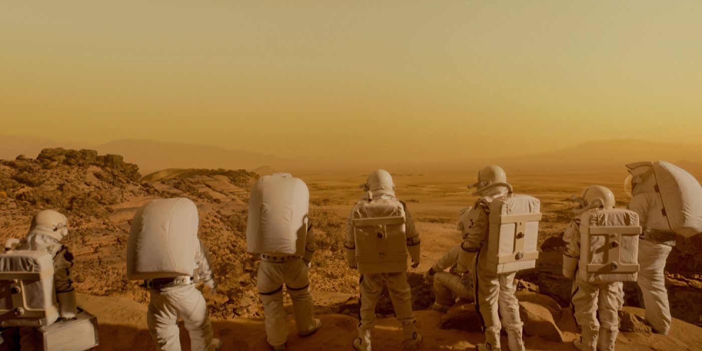 Um grupo de astronautas caminhando em Marte em For All Mankind.