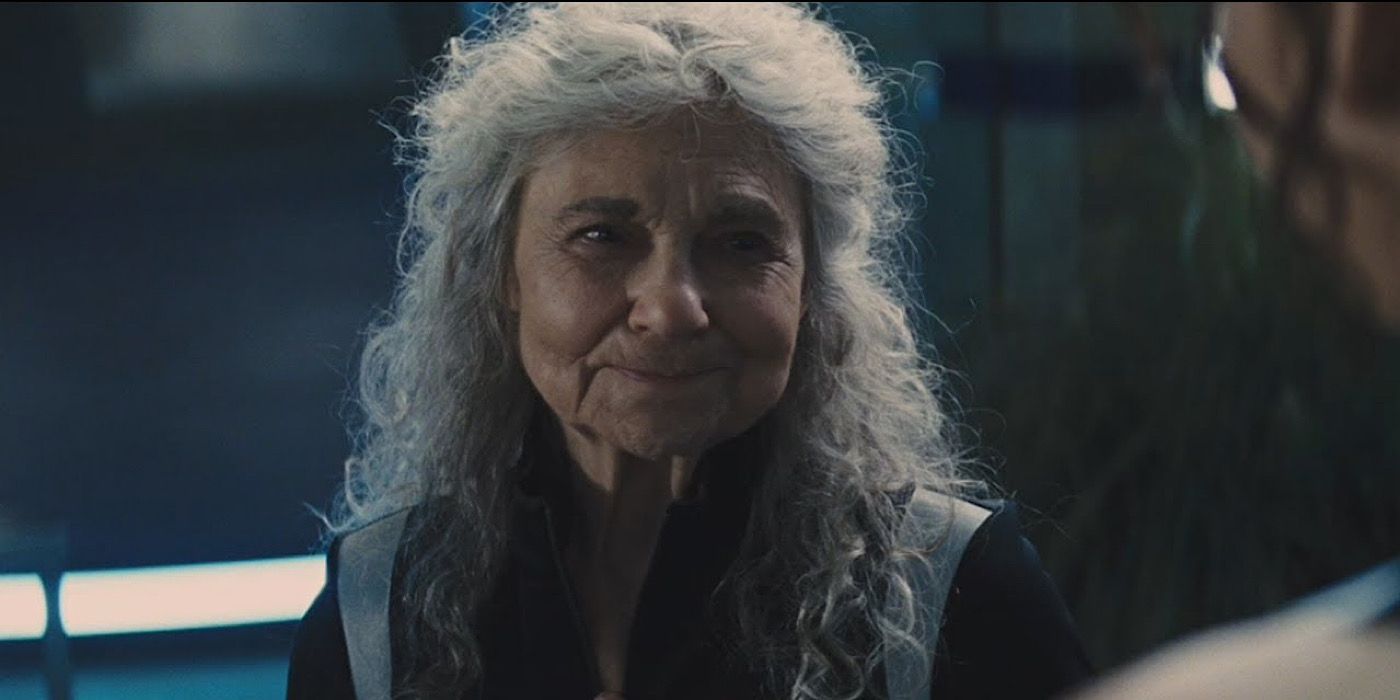 Mags sorri para Katniss em Jogos Vorazes: Em Chamas.