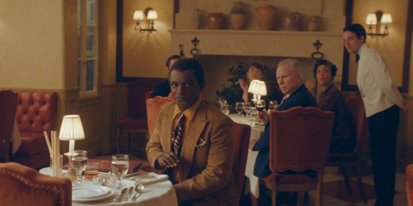 Chris Chalk como James Baldwin sentado a la mesa: Capote vs.  Los cisnes.jpg