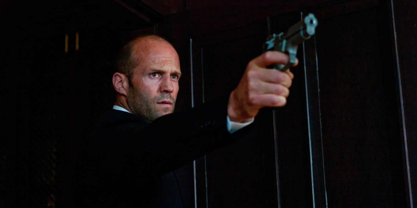 Jason Statham como Parker apontando uma arma em Parker 2013