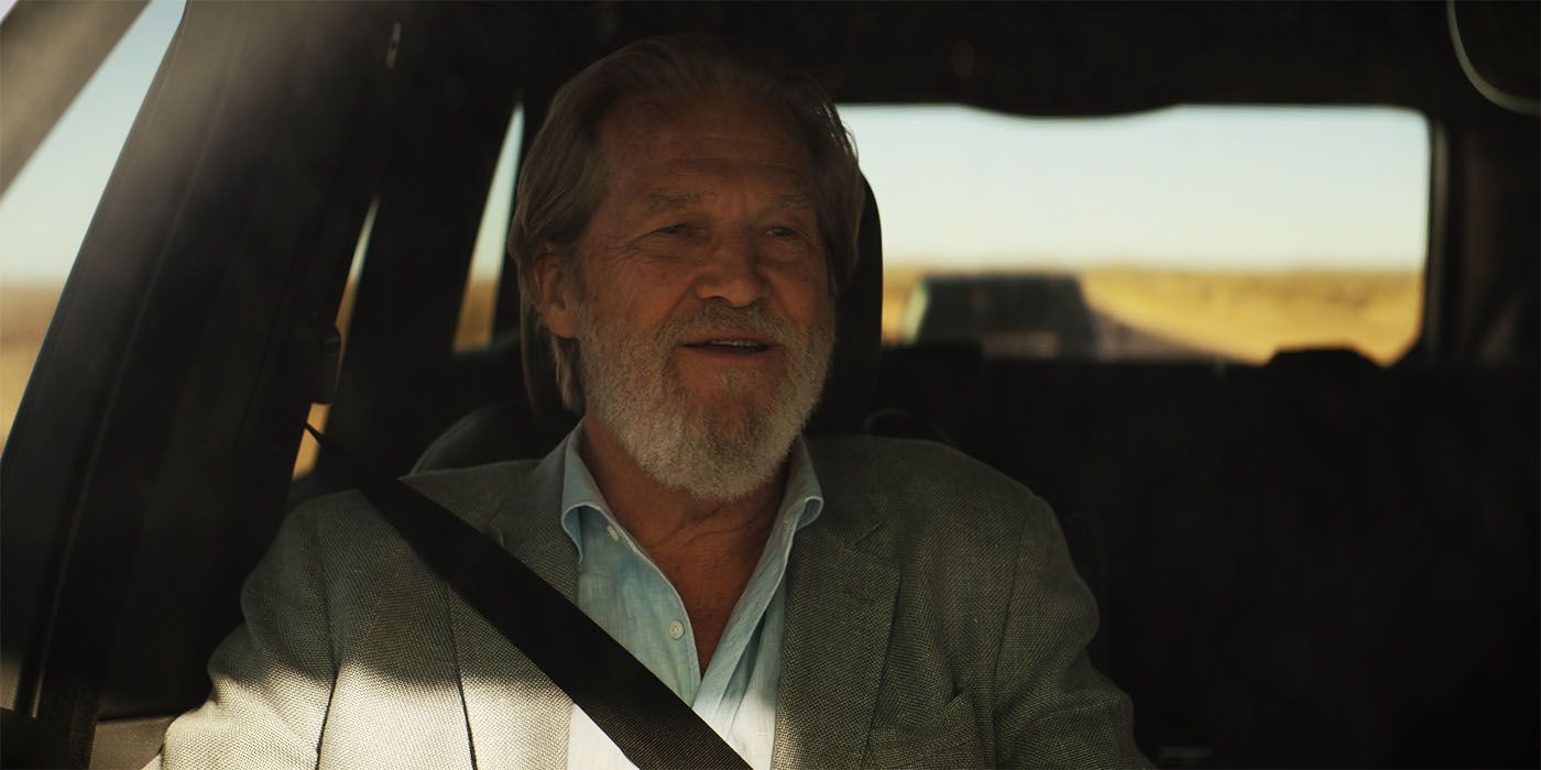 Jeff Bridges fala enquanto anda dentro de um carro em The Old Man