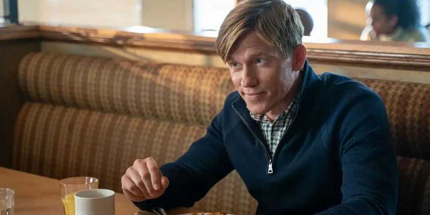 Jeff (Warren Cole) smiles in a diner in Yellowjackets