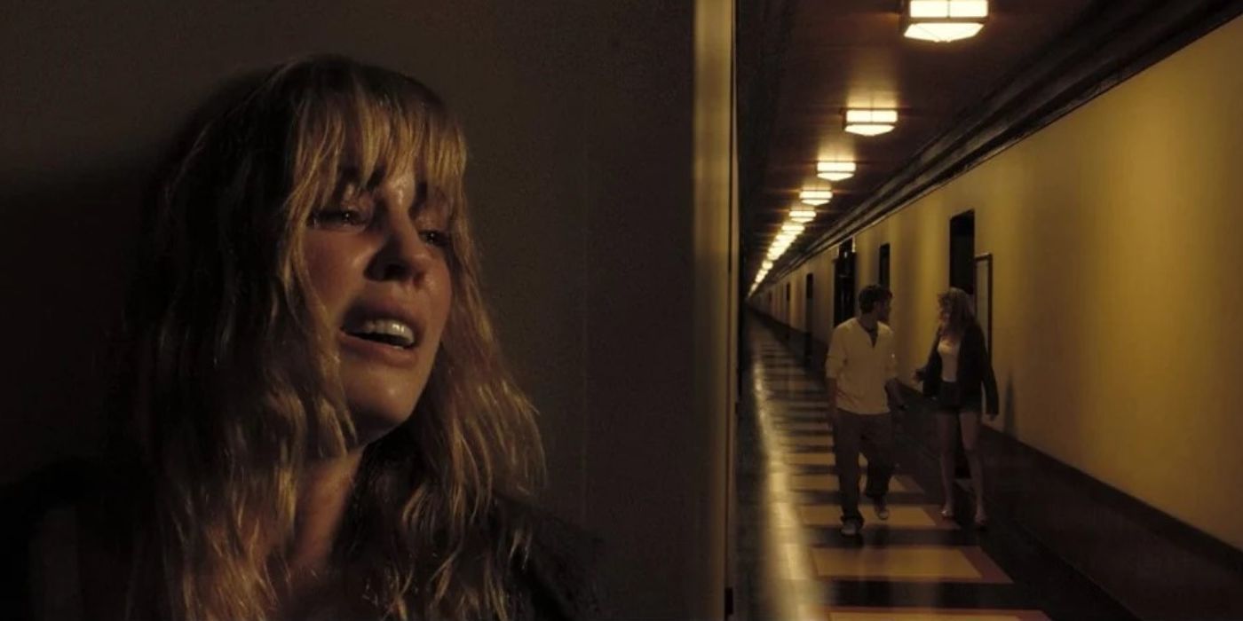 Jess (Melissa George) olhando para um corredor enquanto as pessoas se aproximam dela no Triângulo.