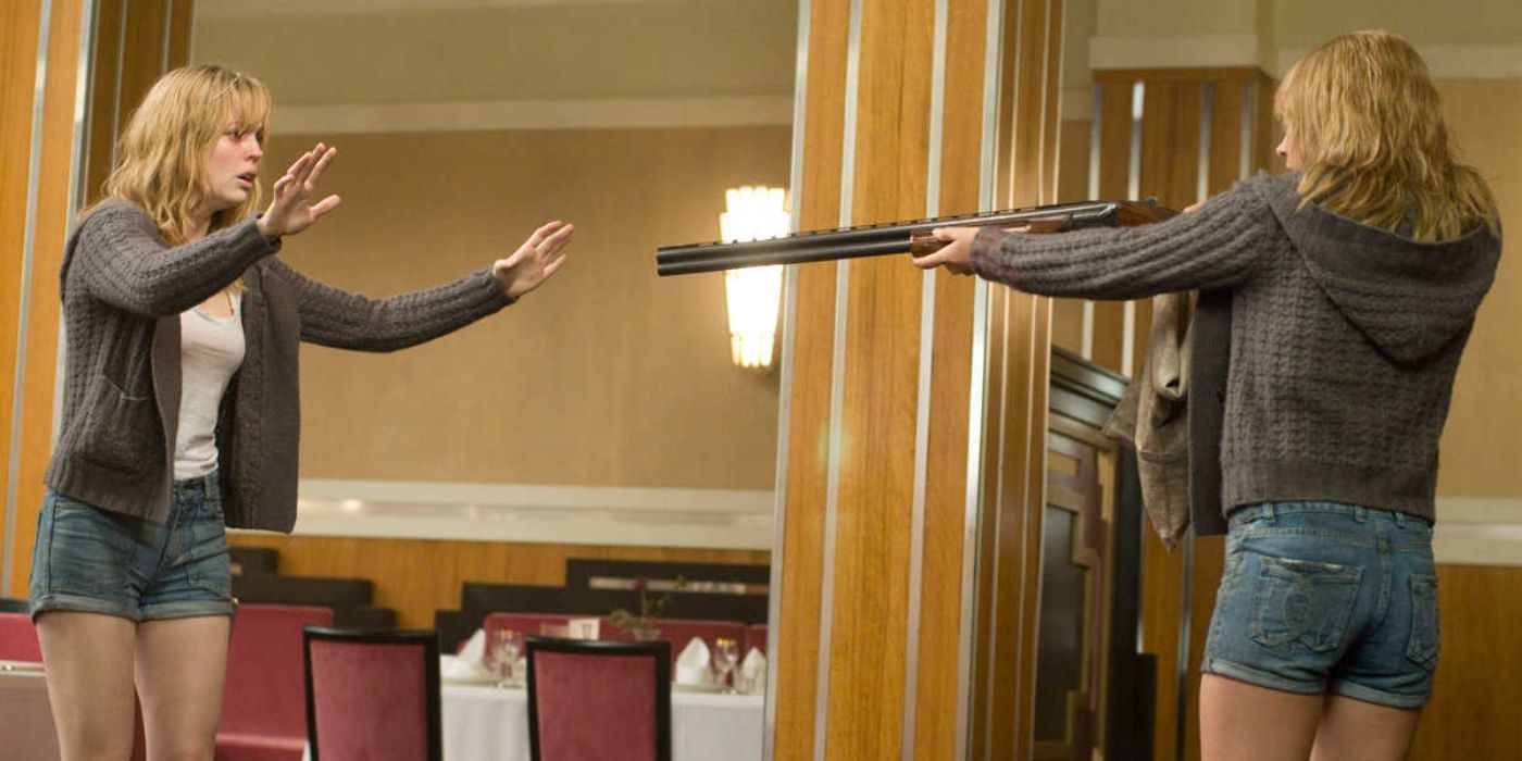 Jess (Melissa George) apontando uma arma para seu sósia em Triângulo.