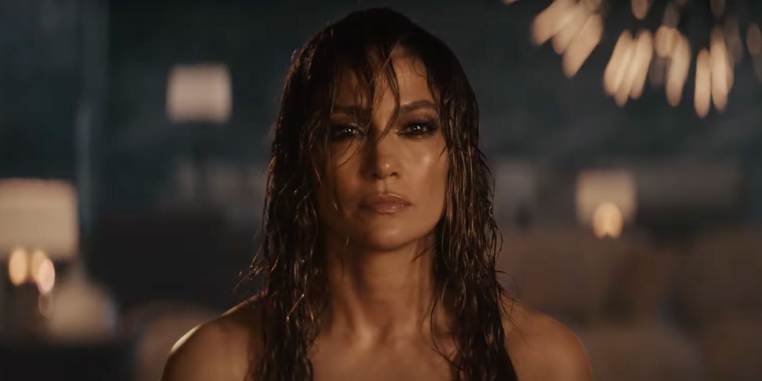 Jennifer Lopez parada na chuva em This Is Me...Now: A Love Story.jpg