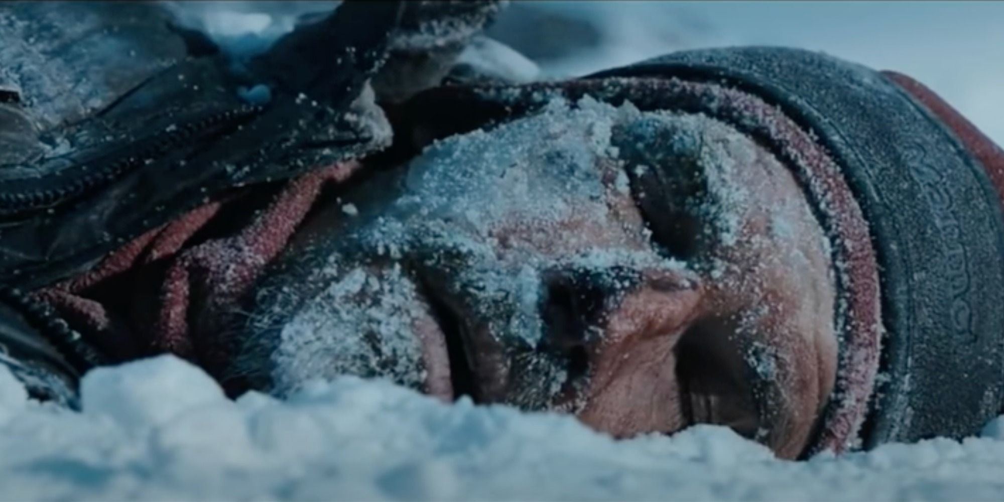 Josh Brolin as Beck Weathers lying unconscious in the snow in Everest (2015)