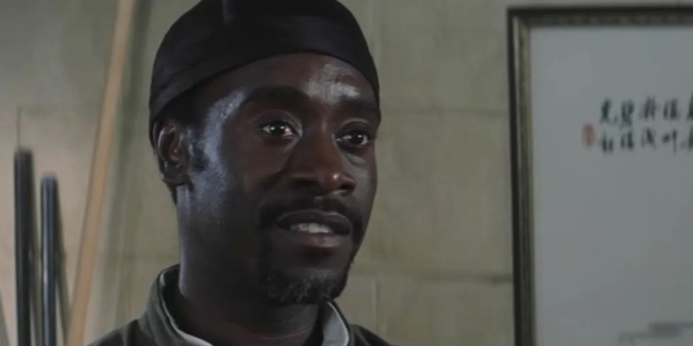 Kenny (Don Cheadle) sorrindo em Hora do Rush 2.