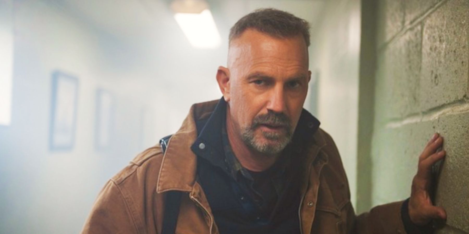 Kevin Costner leaning against a wall in Criminal