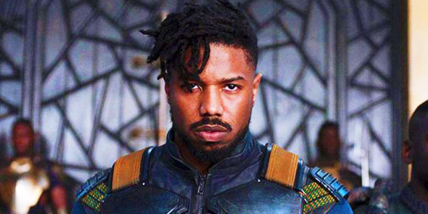 Michael B. Jordan como Erik Killmonger na sala do trono de Wakanda em Pantera Negra.