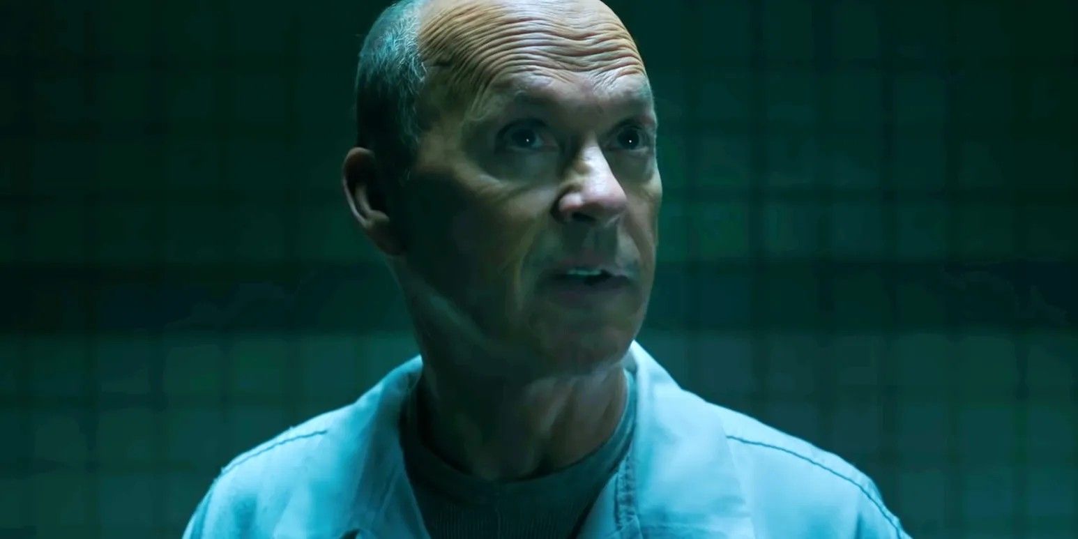 Michael Keaton como John Knox na prisão em Knox Goes Away