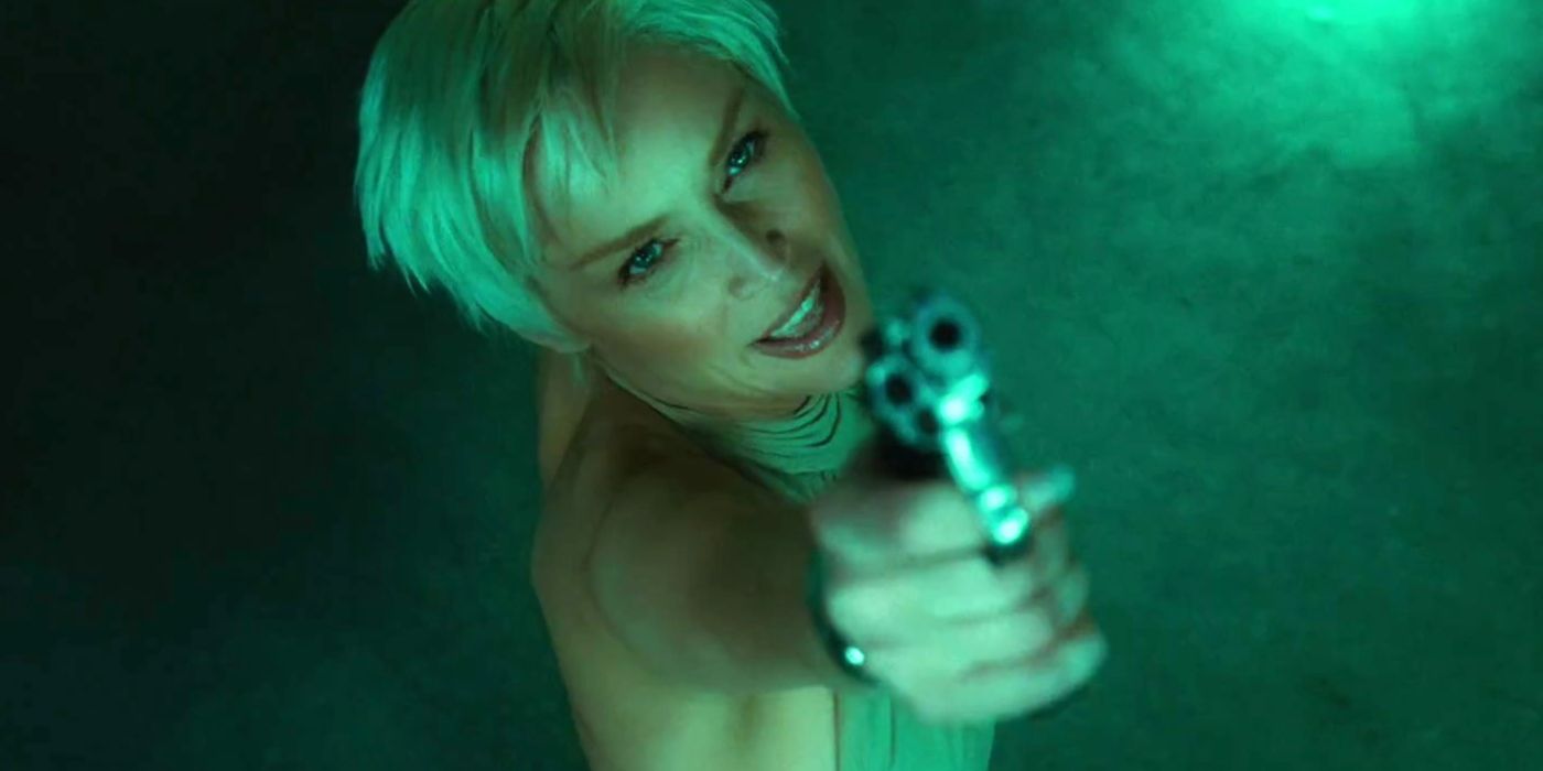 Sharon Stone como Laurel Hedare apontando uma arma em Mulher-Gato (2004)