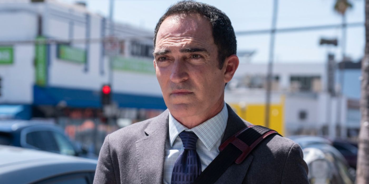 Lon (Patrick Fischler) con una expresión en blanco sobre Barry.