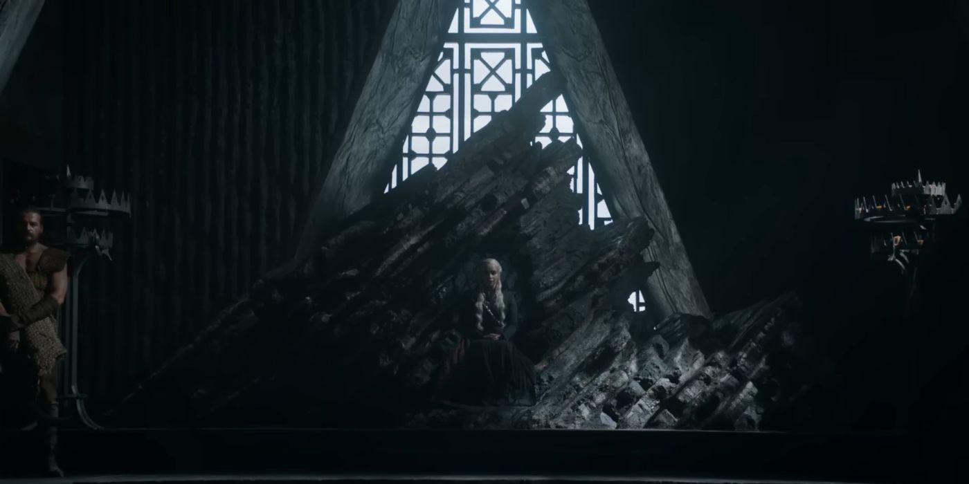 Daenerys Targaryen senta em seu trono em Pedra do Dragão