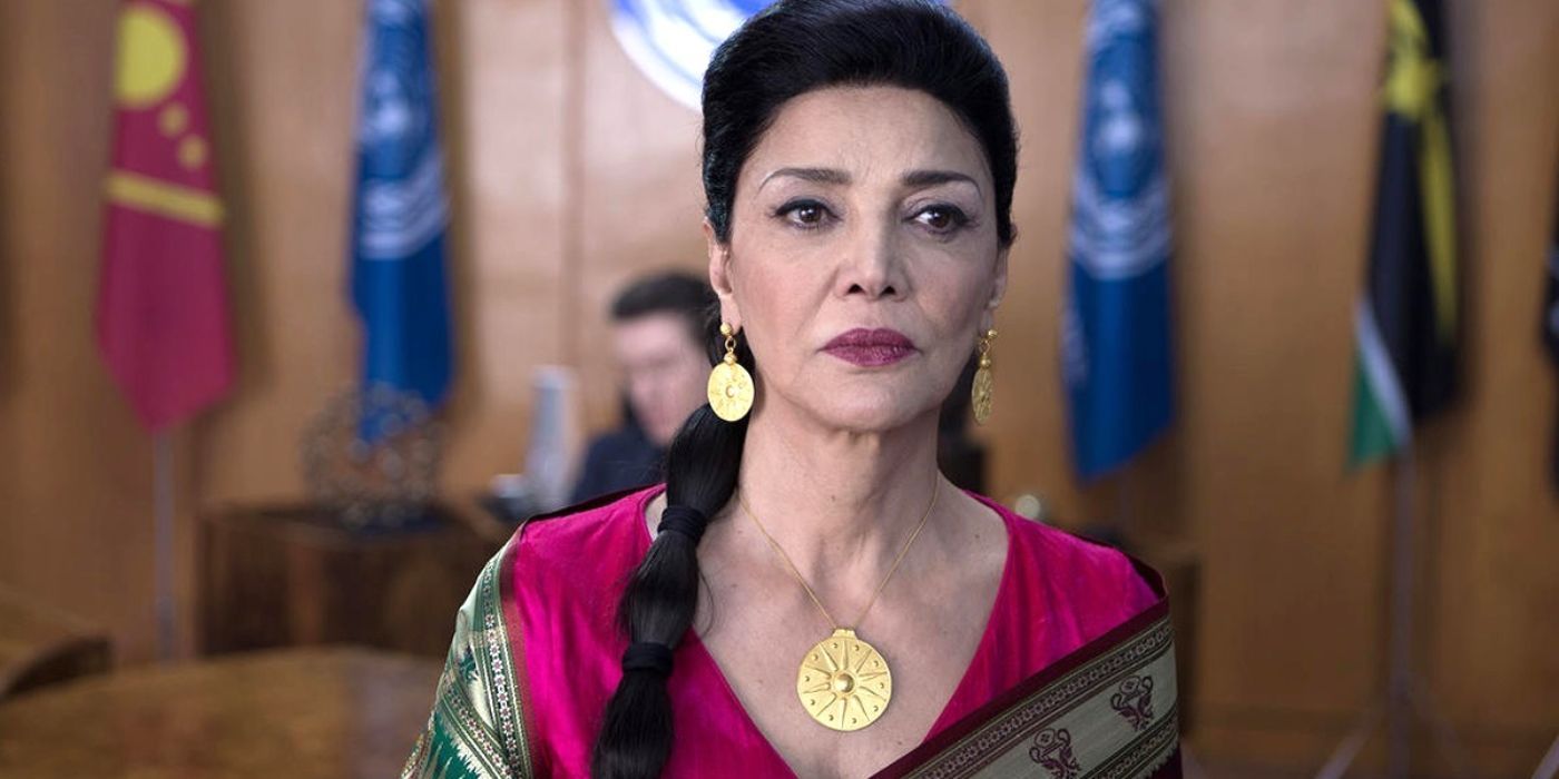 Shahre Aghdashloo como Avasarala en una ceremonia oficial en The Expanse.