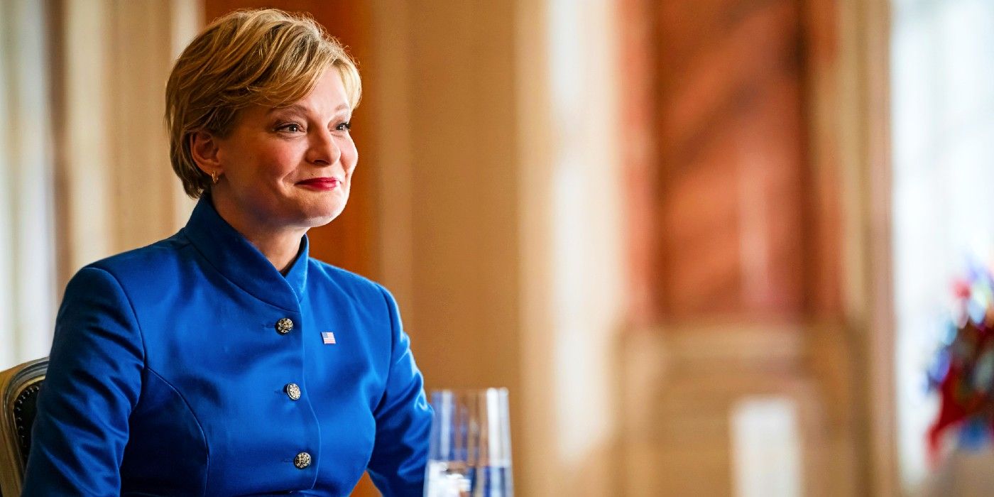 Martha Plimpton está sentada a uma mesa em The Regime.