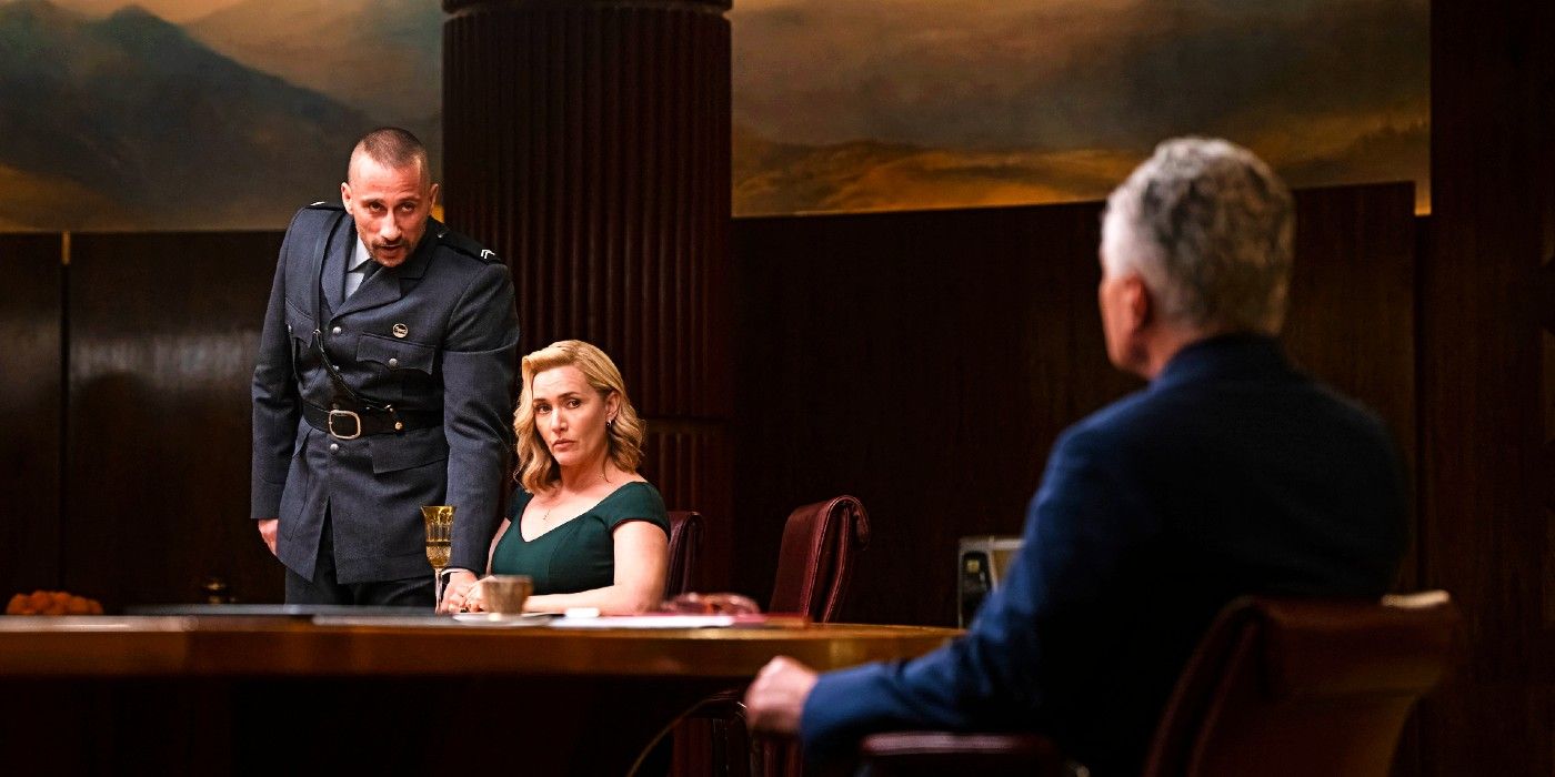 Matthias Schoenaerts e Kate Winslet em um briefing governamental em The Regime.