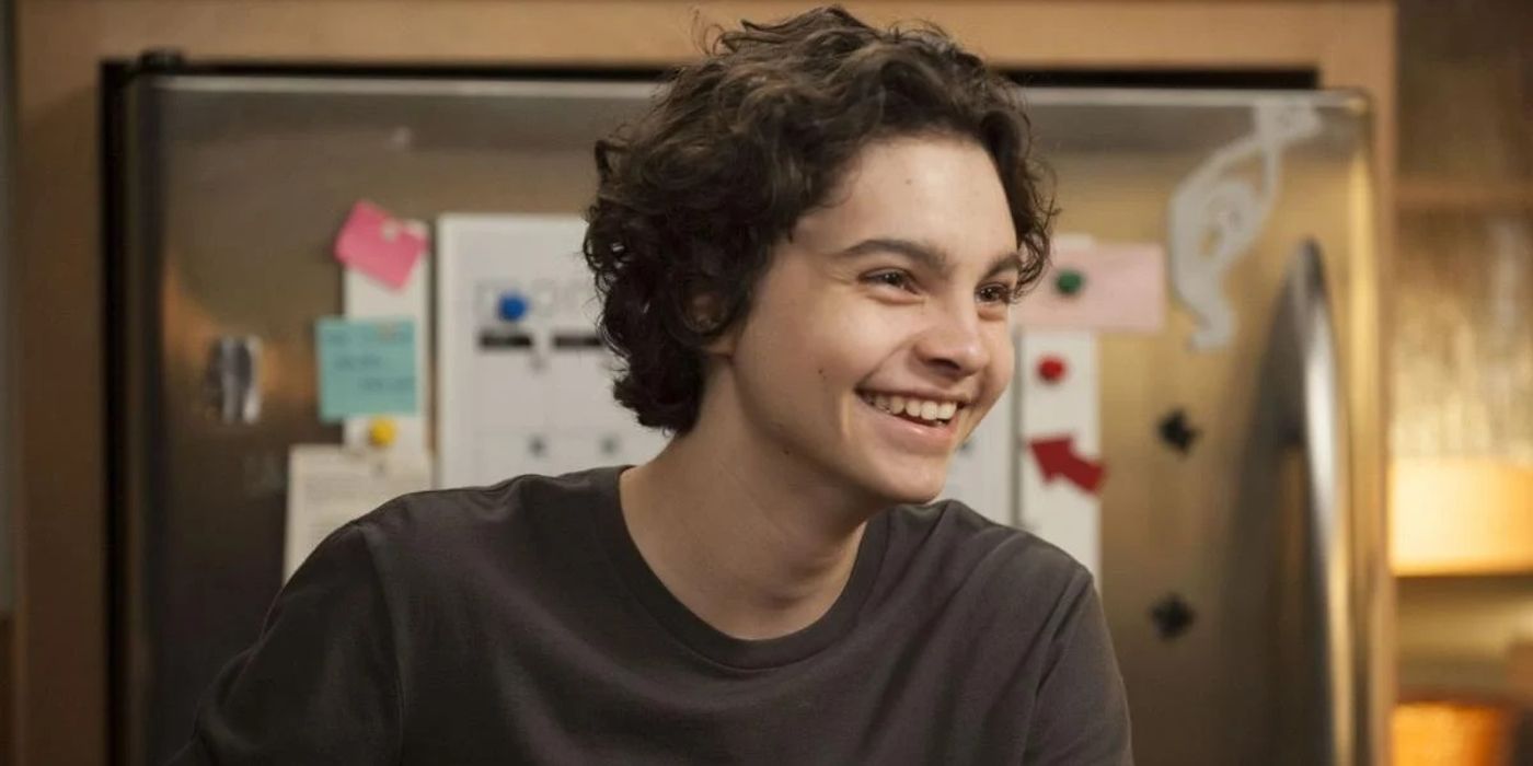 Max Braverman (Max Burkholder) sonríe y ríe en la paternidad.